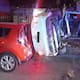 Pierde el control y choca contra tres carros, dos casas y un poste