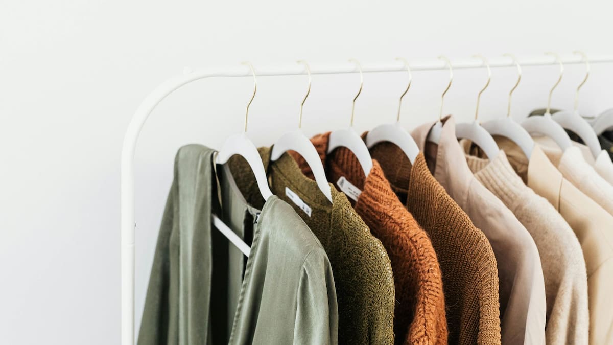 Trucos efectivos para eliminar el olor a cigarro de la ropa.