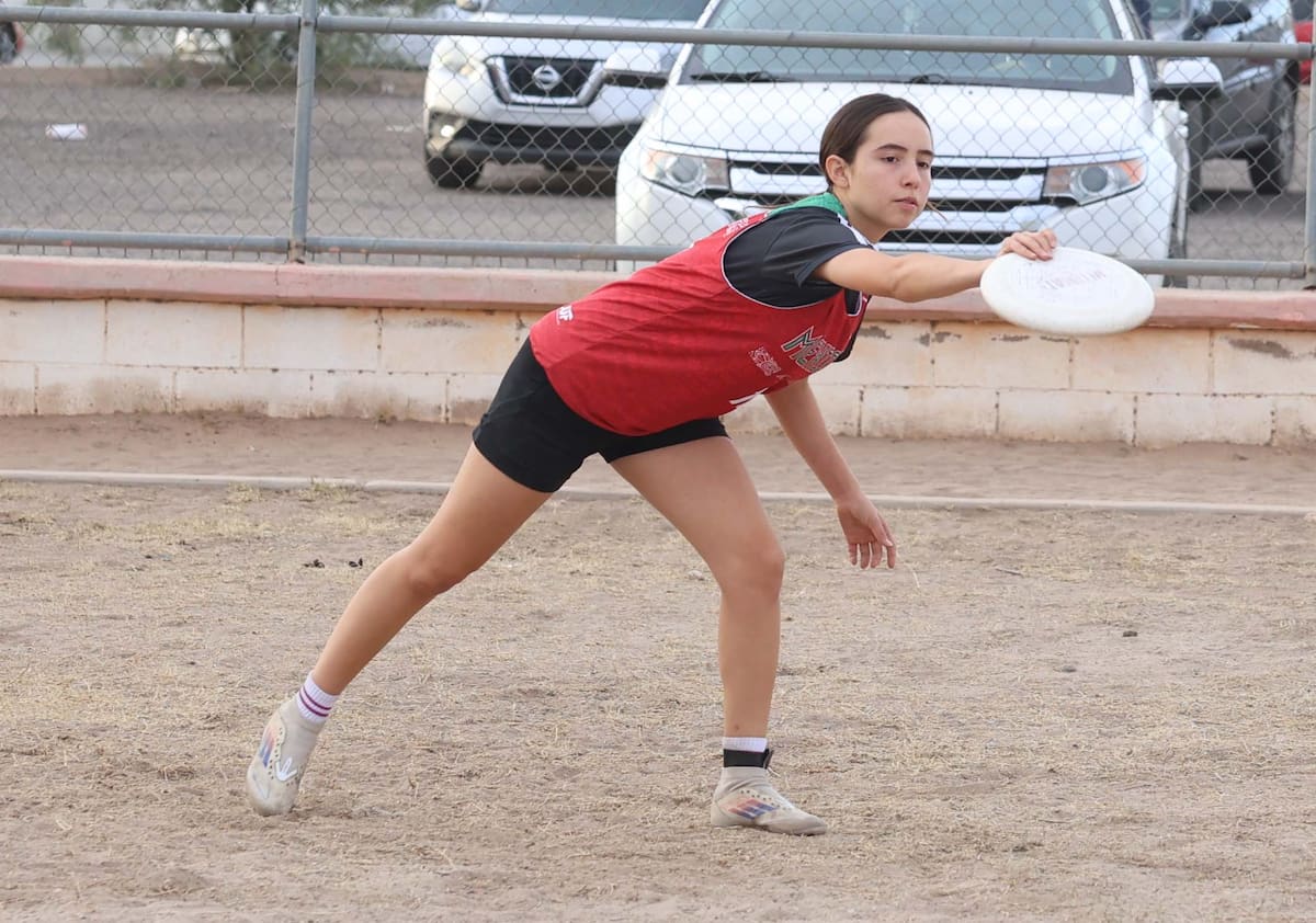 La jovencita April Félix durante un entrenamiento de ultimate frisbee.