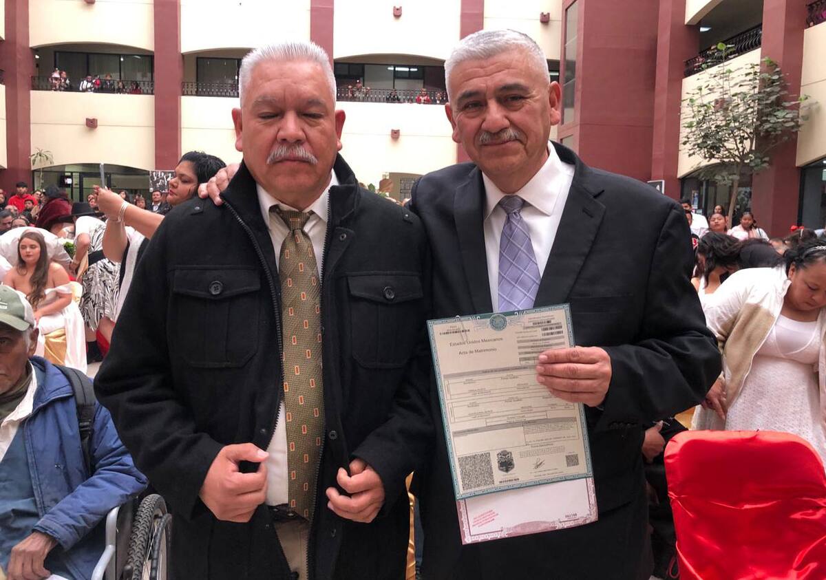 Manuel Rocha Olivares y Albino Cevallos Flores, de 56 y 55 años se unieron en matrimonio igualitario.
