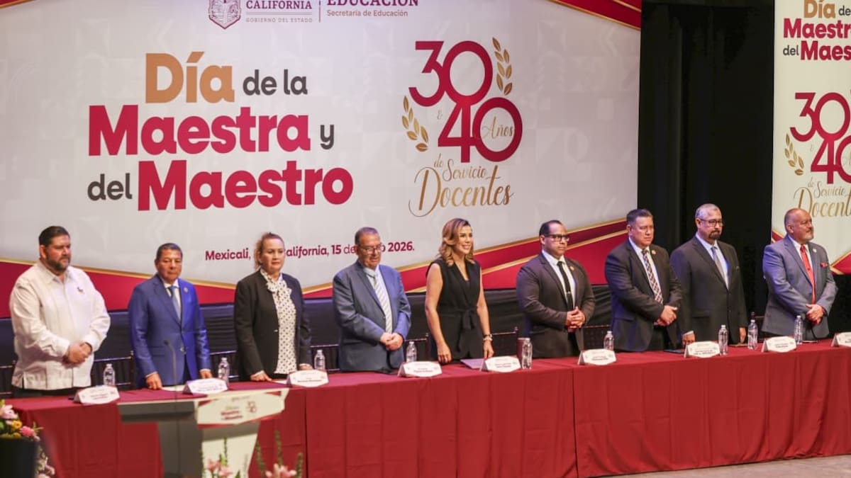 Gobierno de BC reconoce a casi 500 docentes en el Día del Maestro