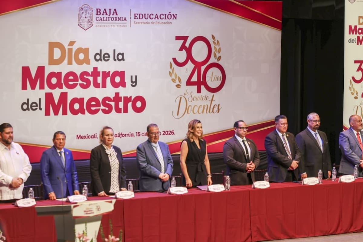 Gobierno de BC reconoce a casi 500 docentes en el Día del Maestro