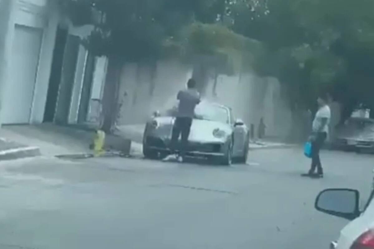 Lava a manguerazos su porsche en plena crisis por falta de agua en Nuevo León; Samuel García lo exhibe