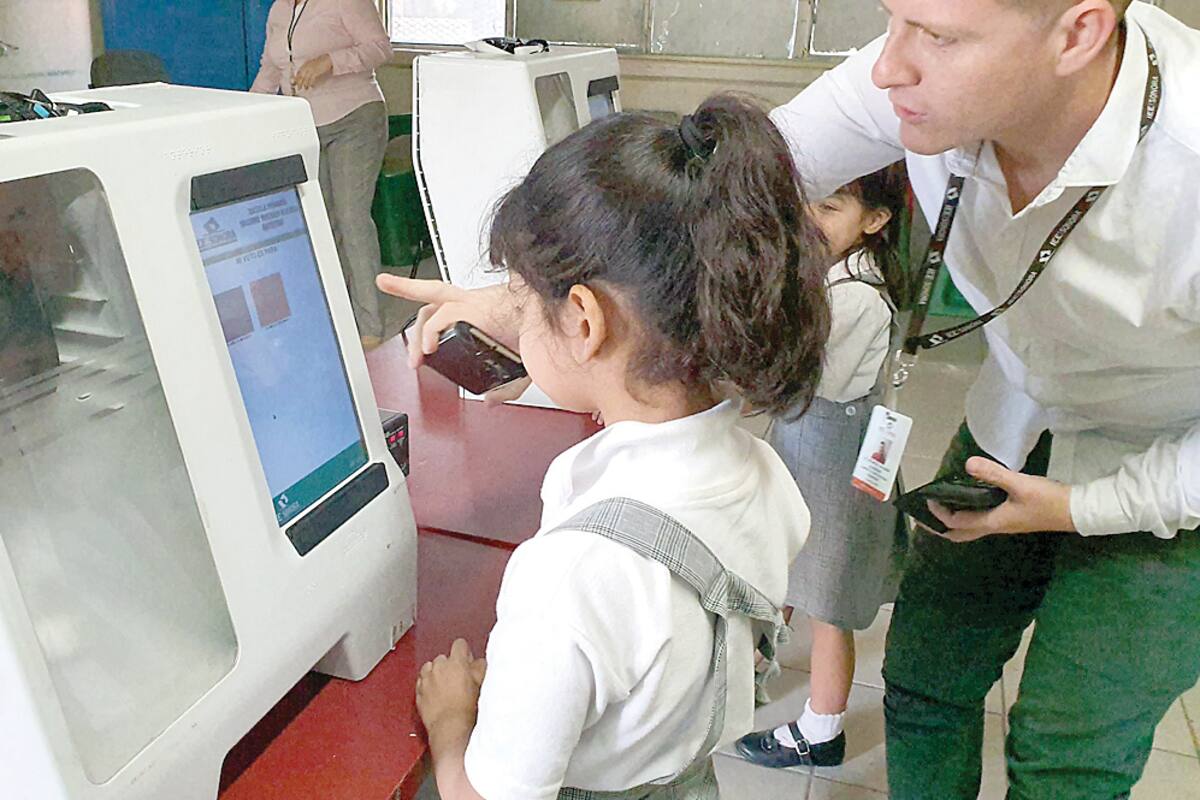 "Con todas las de la ley" eligen a presidente de sociedad de alumnos