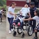 Niños incluyen a compañero con parálisis cerebral en su juego y conmueven a las redes