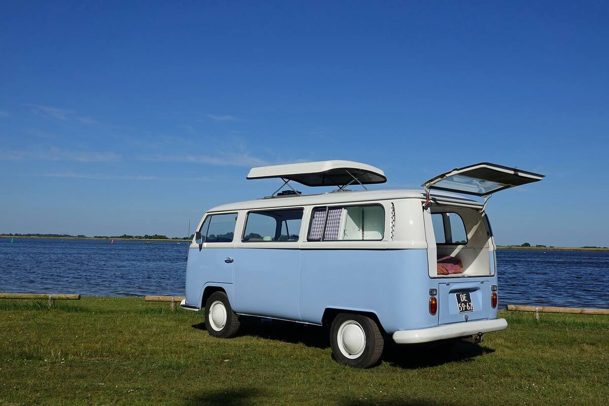 La familia que vendió todas sus cosas para vivir en una camioneta