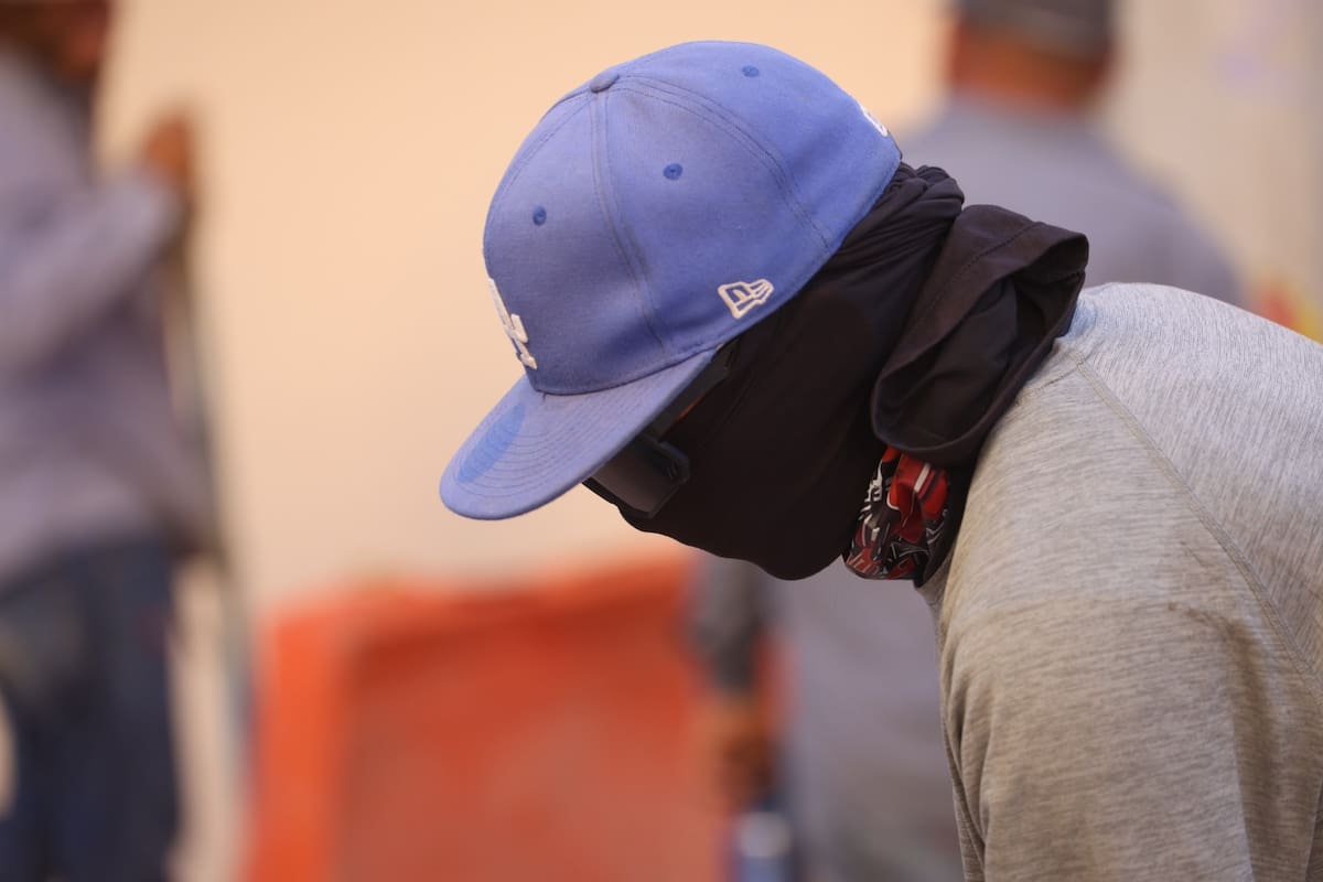 Con gorra y pasamontañas, un habitante de Hermosillo se cubre del sol en un caluroso día en la capital de Sonora. | Julián Ortega