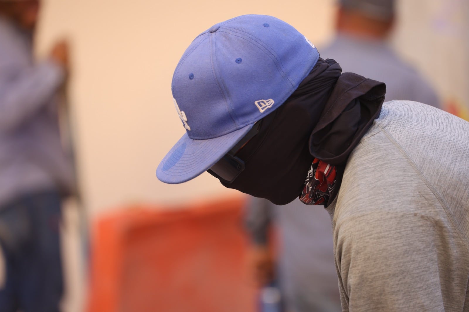 Con gorra y pasamontañas, un habitante de Hermosillo se cubre del sol en un caluroso día en la capital de Sonora. | Julián Ortega