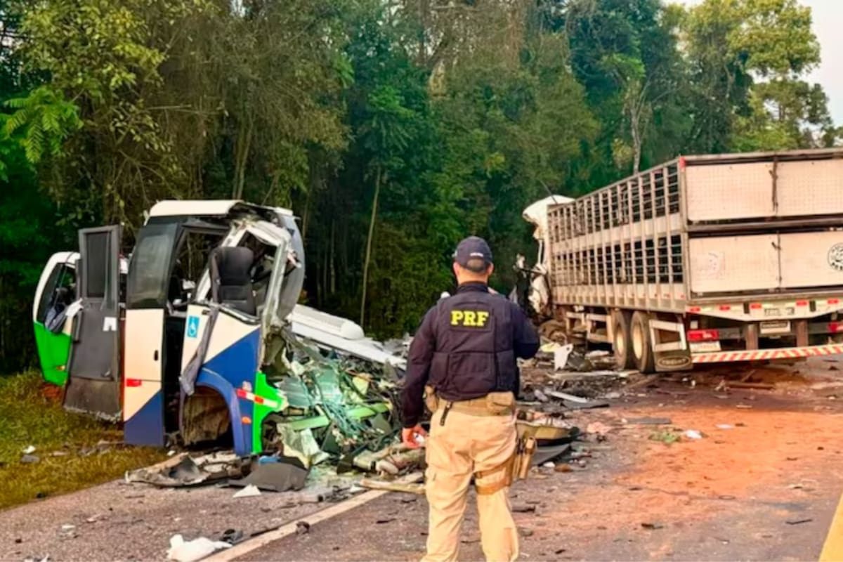 23 personas mueren en Brasil tras un choque frontal entre un camión y un autobús que llevaba pacientes a hospitales, mientras las autoridades investigan por qué el vehículo de carga habría invadido el carril contrario durante la madrugada
