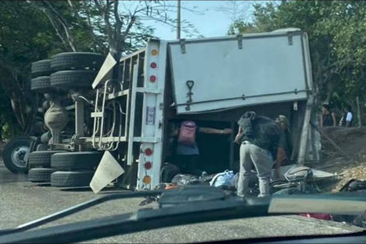 Saldo de 21 heridos por camión que volcó mientras transportaba migrantes en Chiapas