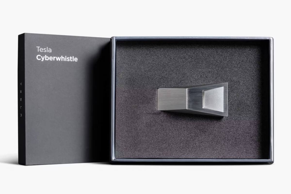 Musk anuncia lanzamiento de un silbato de 50 dólares, se burla de Apple