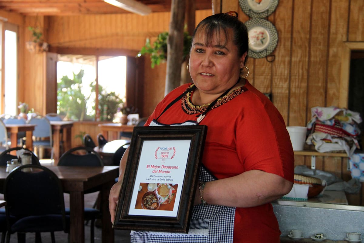 Doña Esthela muestra el reconocimiento a su cocina como "El mejor desayuno del mundo".