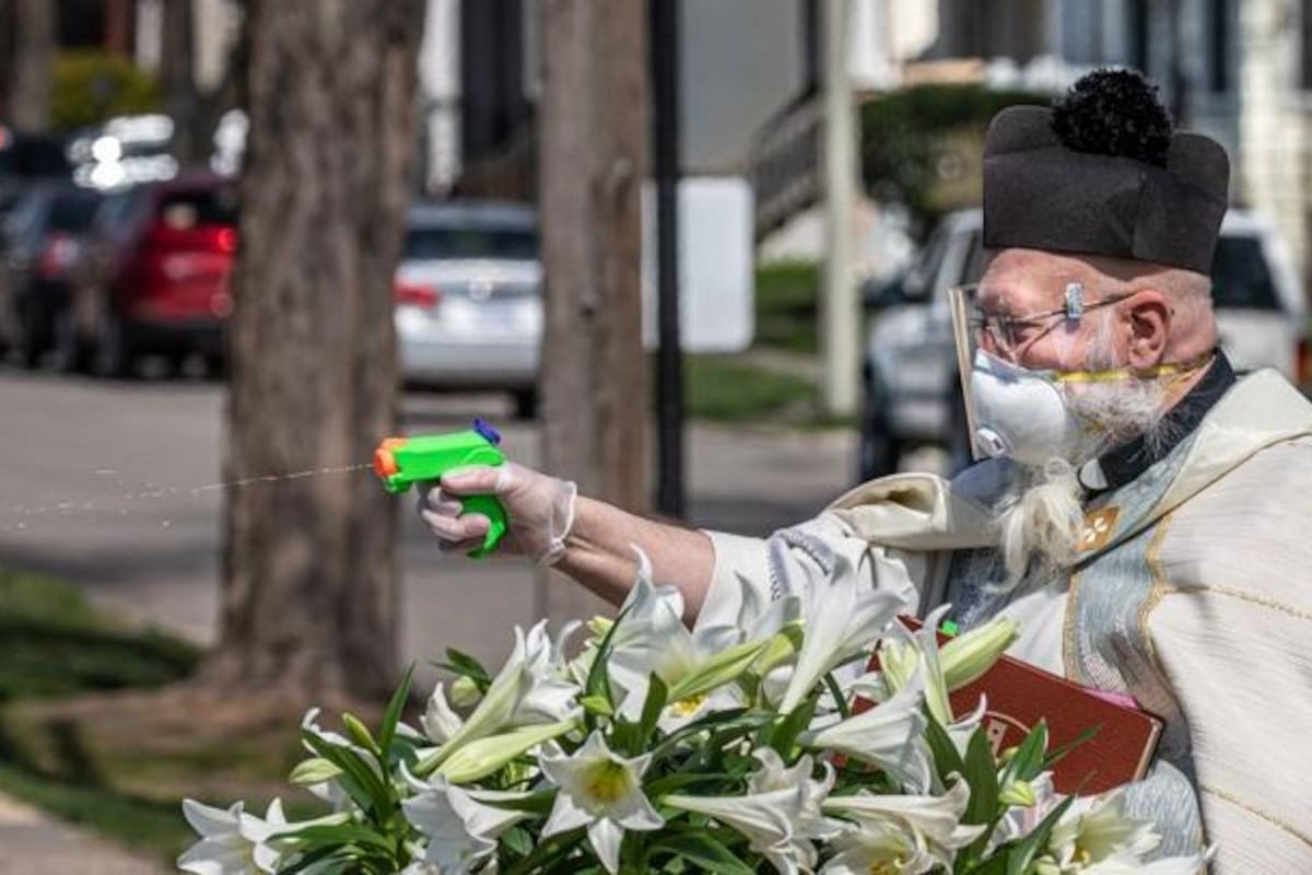 Un sacerdote bendice de forma segura con una pistola de agua y se vuelve viral