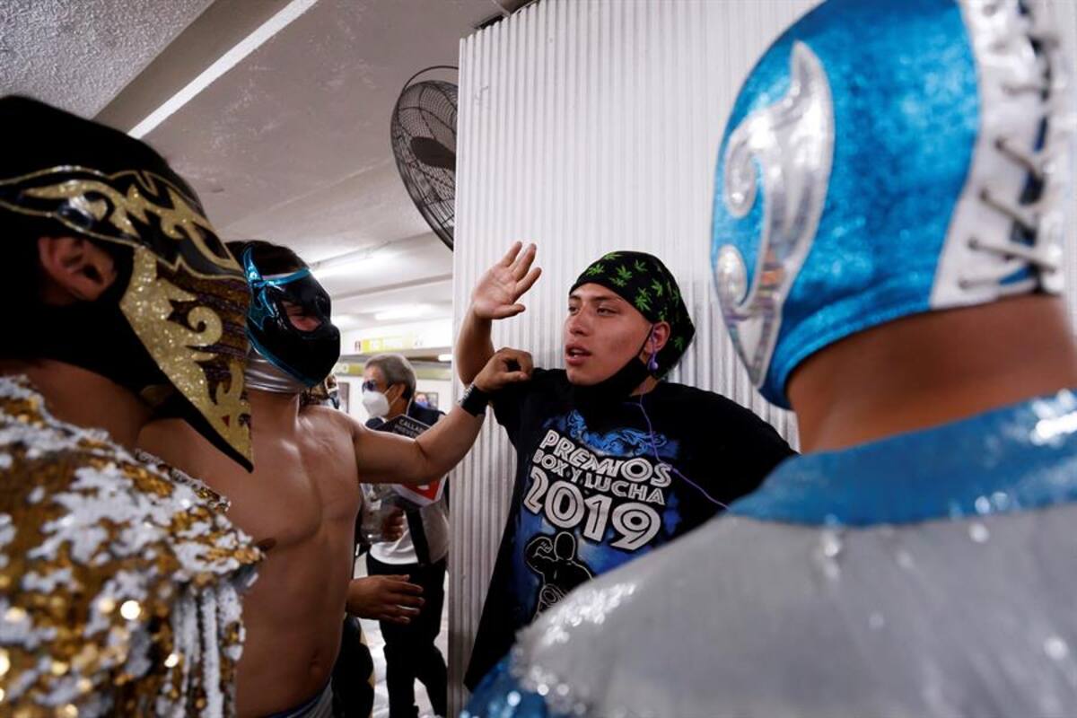 Luchadores concientizan sobre el uso del cubrebocas por los vagones de metro en la CDMX