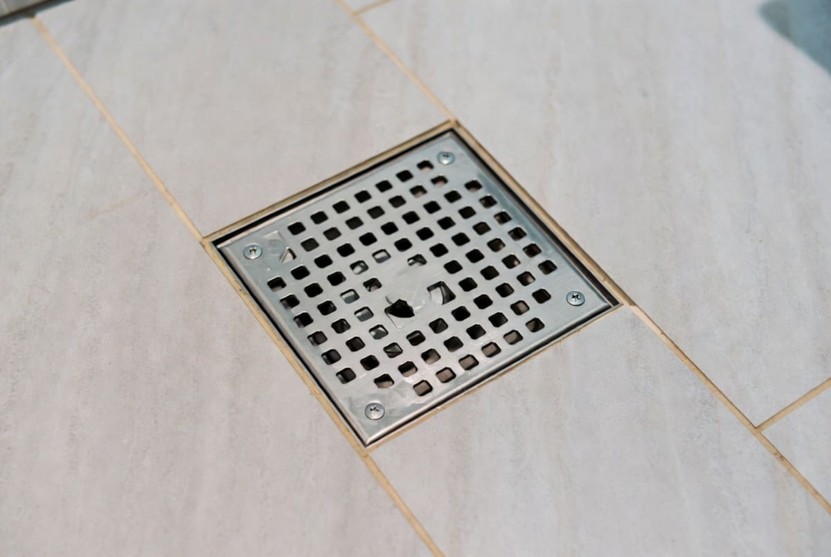 El truco del papel aluminio en las rejillas del baño | Foto: Grok