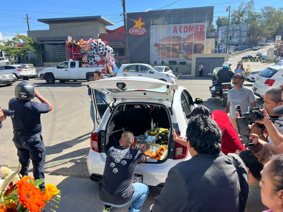 corredores, vecinos y su dueño, Héctor Hernández Salazar, realizaron una vuelta al circuito en honor a Chicles y se develó un mural dedicado al canino en contra esquina de la Avenida Revolución. Foto: Leonardo González y Carlos Cruz