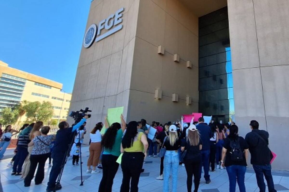 Trasladan manifestación a FGE por caso de agresión sexual en un kinder