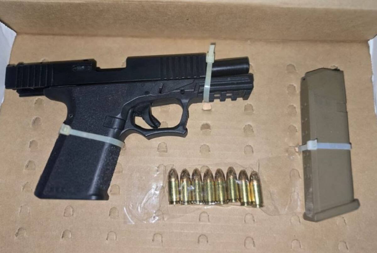 El arma decomisada a los responsables fue una pistola abastecida con 8 cartuchos útiles.