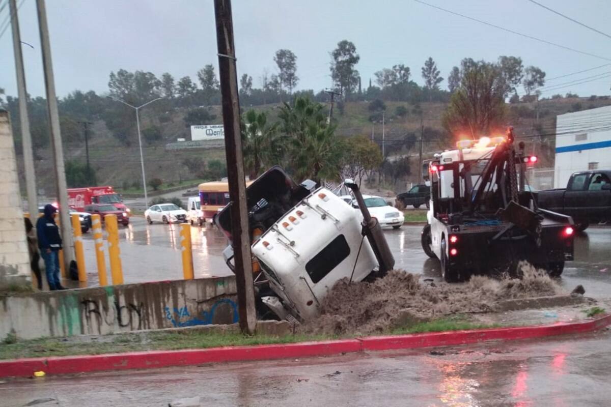 Lluvias en Tijuana: Protección Civil reporta evacuaciones, deslizamientos y volcaduras