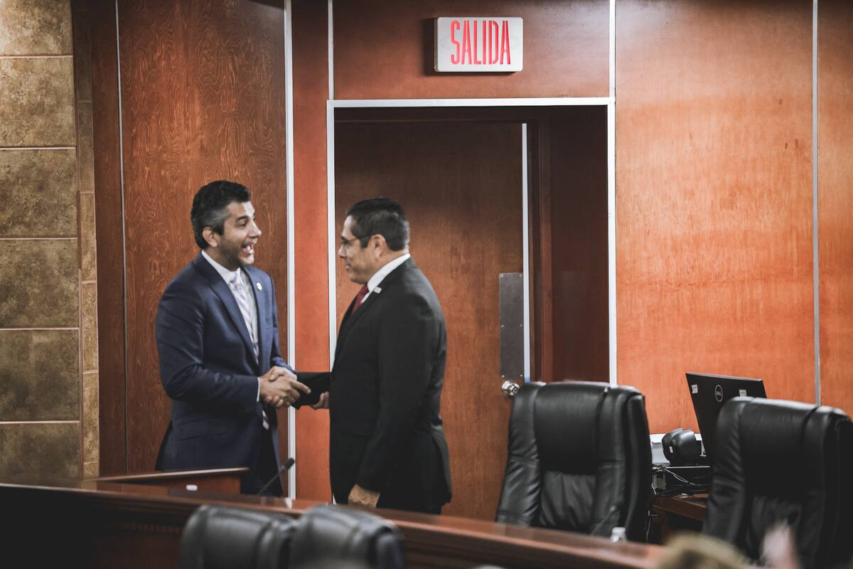 Se pasan estafeta diputados en BC