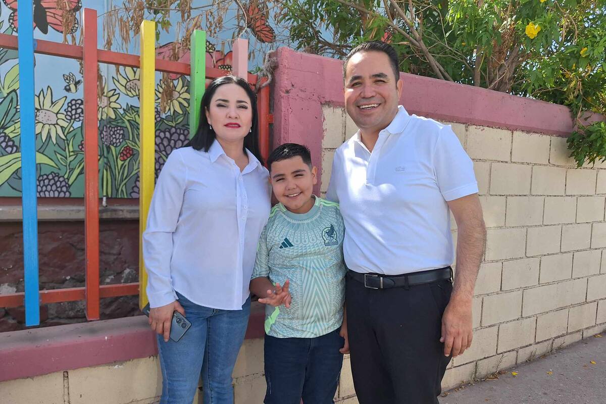 Heriberto Aguilar Castillo acude a votar en Guaymas