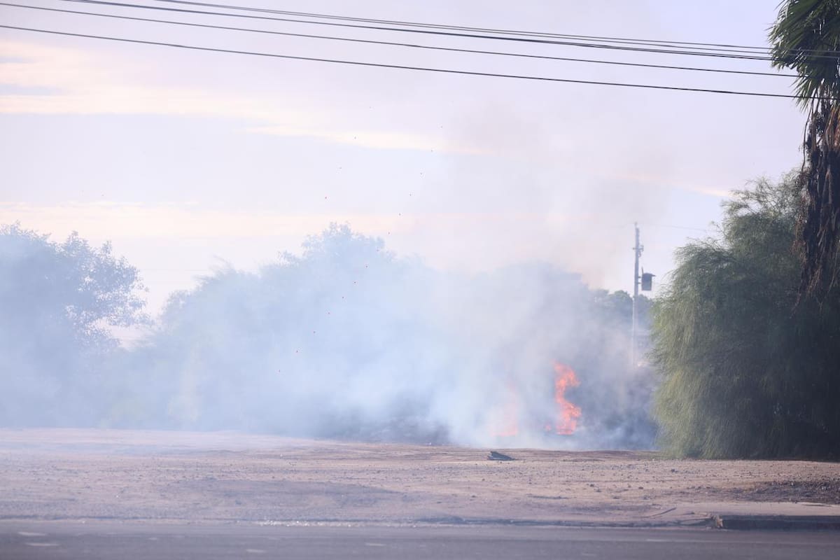 Incendio de basura a un costado del mercado Welton, sobre el bulevar Anáhuac