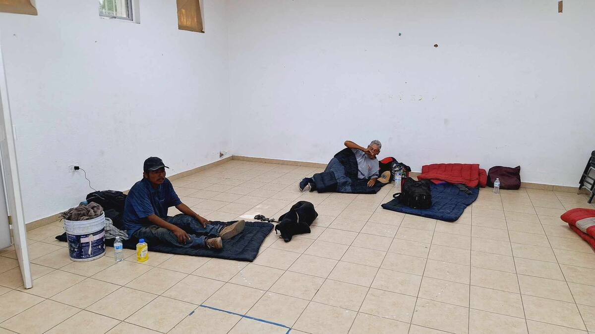 Las autoridades llevaron a personas en situación de calle al lugar al albergue.