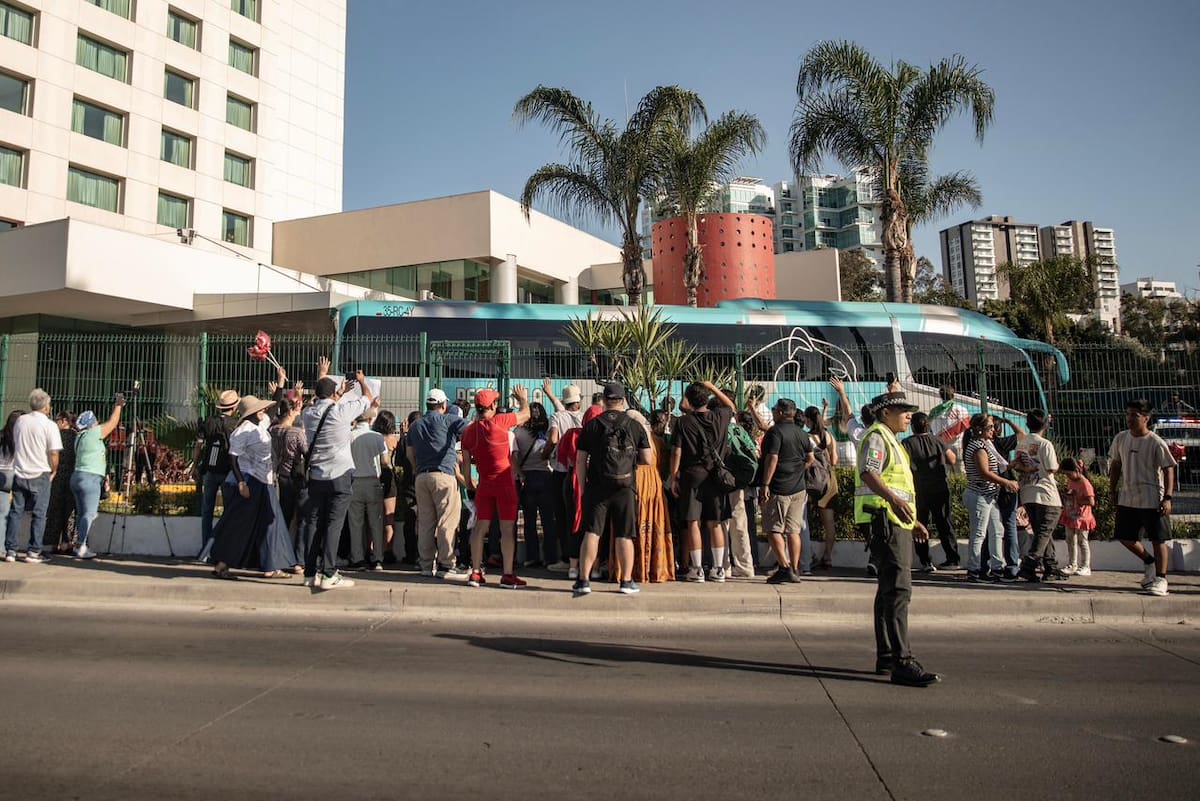 Aficionados de la selección de Irán se reunieron en Tijuana con mariachi y pancartas para despedir a los jugadores antes de su entrenamiento en el Estadio Caliente. Foto: Border Zoom.