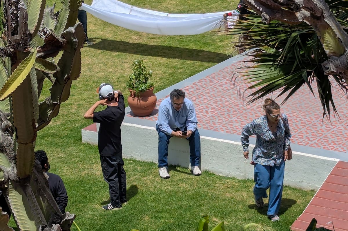 El equipo de filmación, sonido y utilidad se trasladó al área del muelle y jardín, donde parte del equipo comenzó los preparativos para otras de las escenas.