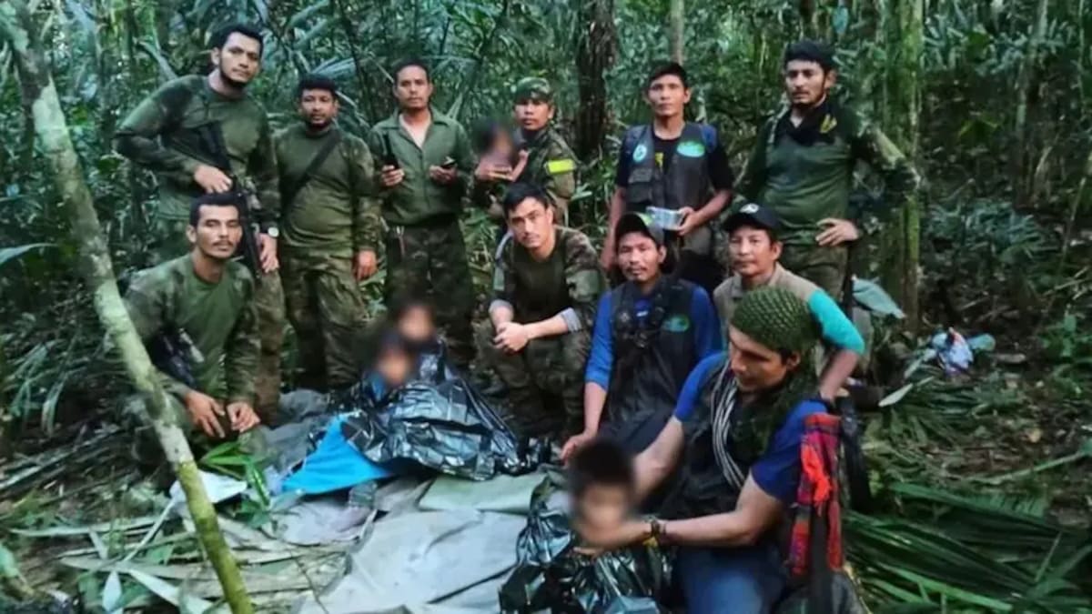 Los soldados con los niños, cuyos rostros han sido difuminados.