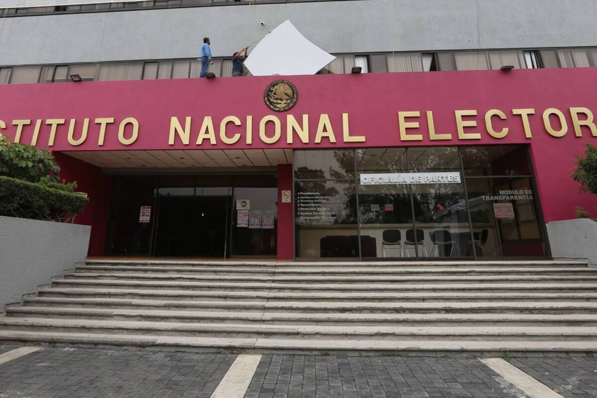 Trabajadores de limpieza protestan frente a edificio del INE; se quejan de pagos retrasados