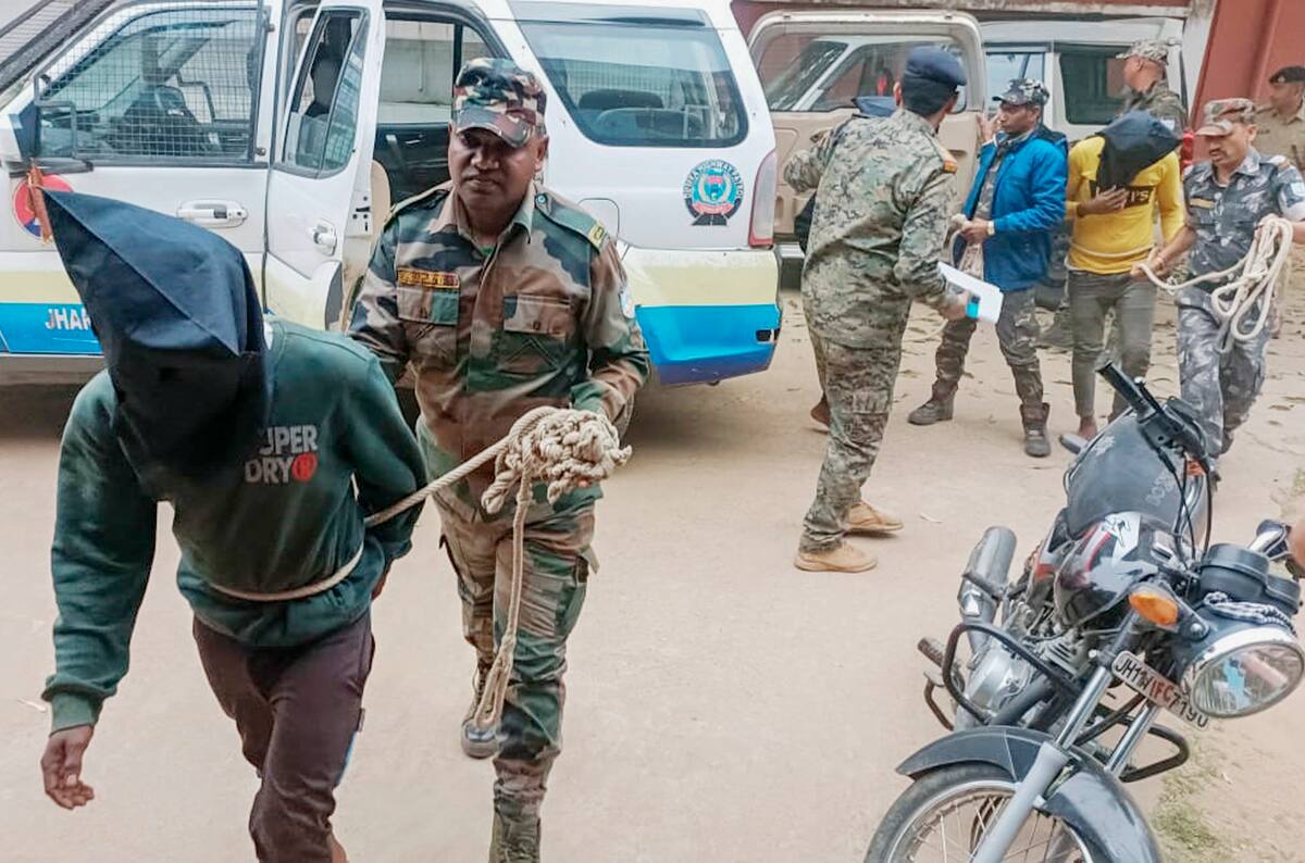 Tres hombres detenidos por la supuesta violación grupal de una turista española son llevados por la policía a la corte de distrito de Dumka, en Dumka, Jharkhand, India, el 4 de marzo de 2024. (AP Foto/Rajesh Kumar)