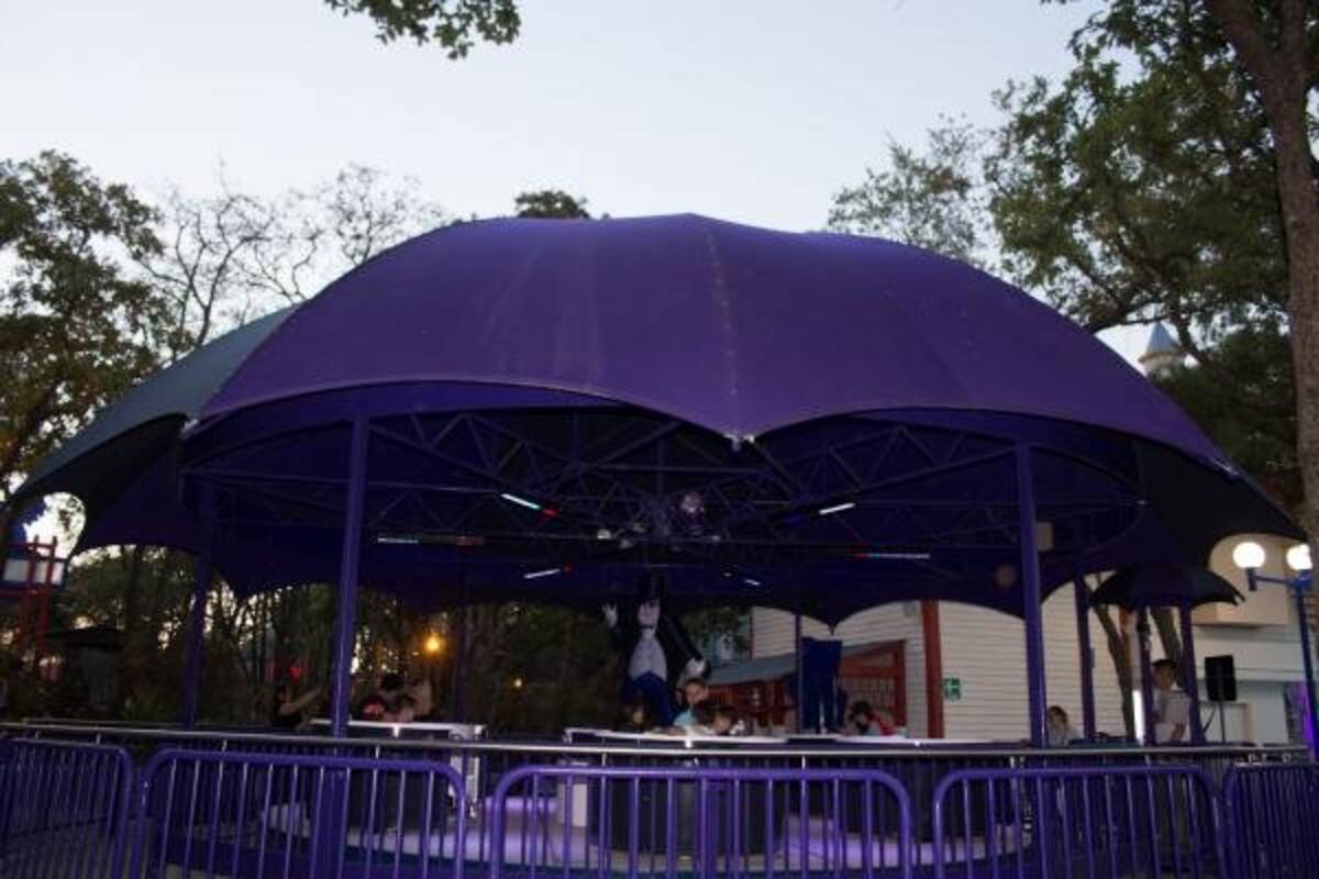 Sale volando de juego mecánico "El Pingüino" de Six Flags y muere: El Universal