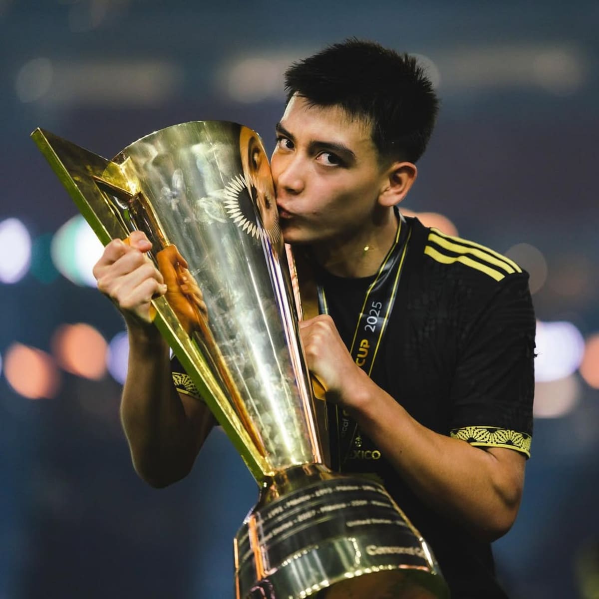 Gilberto Mora besa la Copa Oro 2025. (Foto: @gil_morita)