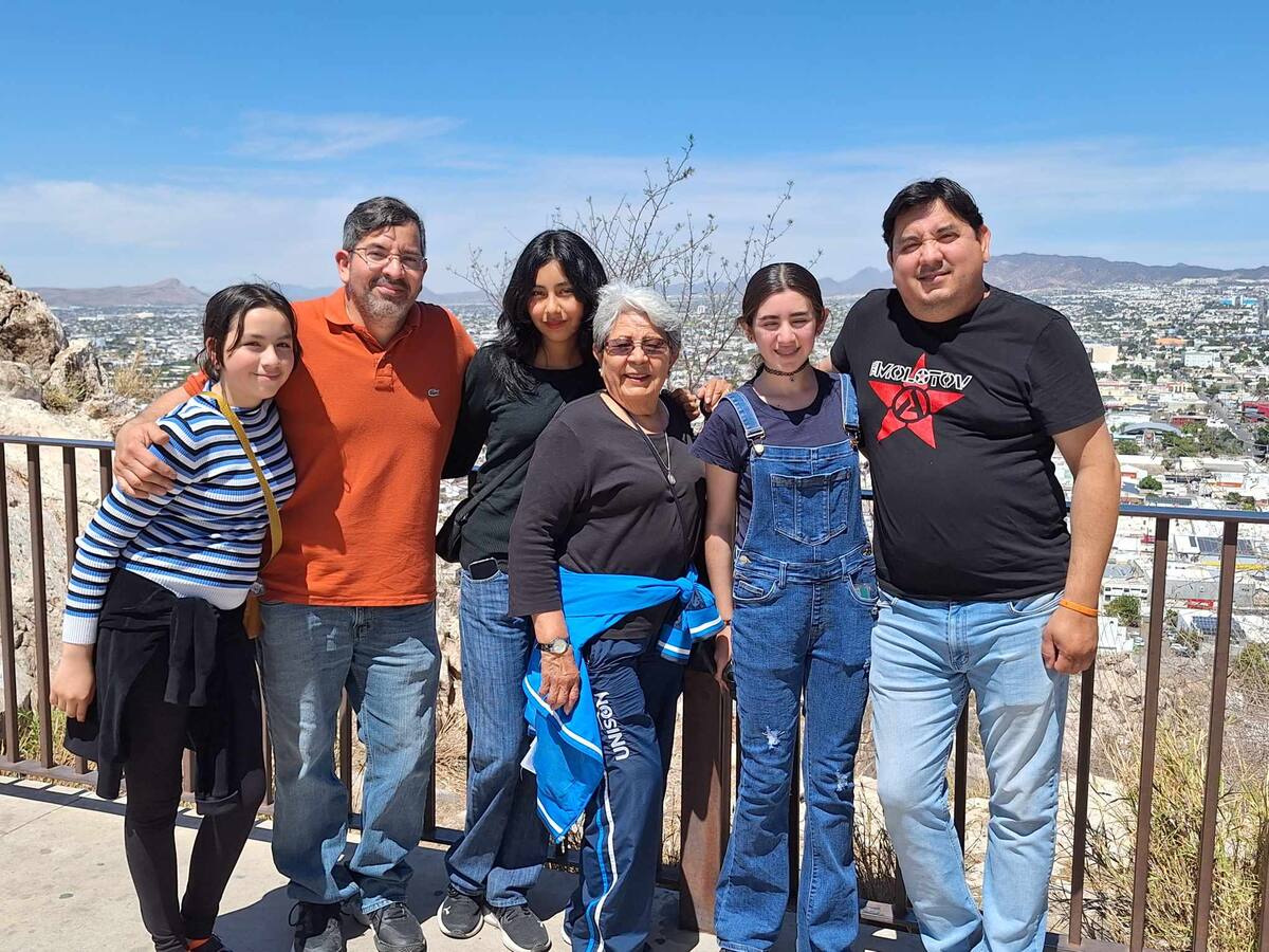 Familias disfrutan de un día en el Cerro de la Campana durante Semana Santa en Hermosillo. Foto: Especial