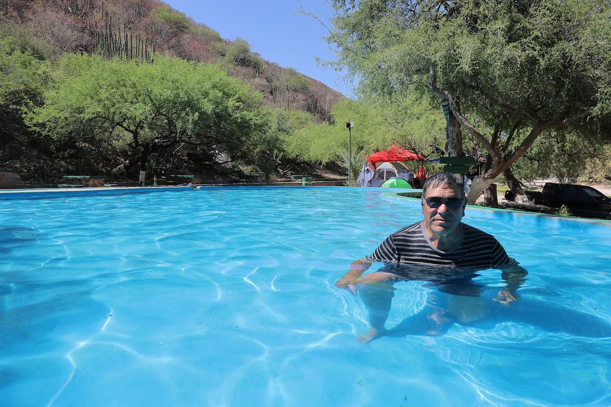 Sergio Villa, originario de Magdalena, tiene un problema en las rodillas y el agua caliente del lugar le ayuda a calmar los dolores.