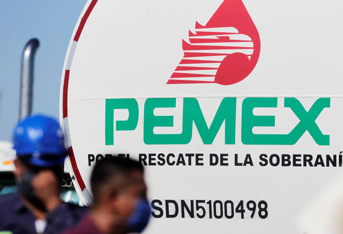 Imagen de archivo. EL logo de la petrolera estatal mexicana Pemex es visto durante una visita del presidente del país, Andrés Manuel López Obrador, a la refinería Cadereyta, en las afueras de Monterrey, México. 27 de agosto de 2020. REUTERS/Daniel Becerril