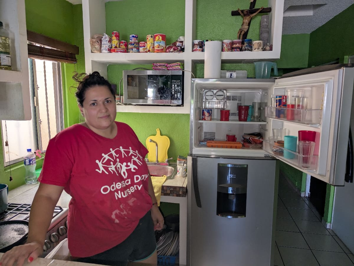 Karen Lerma muestra su refrigerador, del cual tuvo que desechar alimentos que se descongelaron. FOTO: DANIEL SANTACRUZ