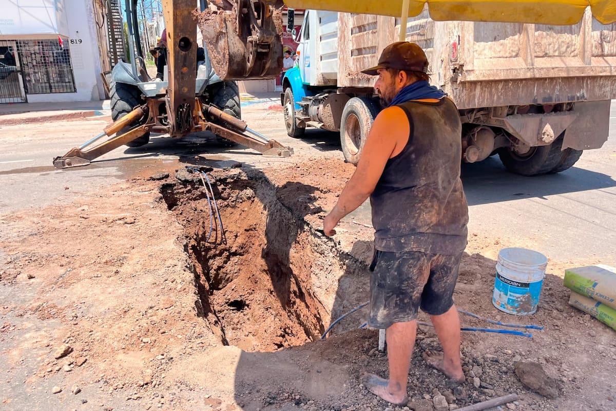 Reparan hundimiento en la colonia Centro de Ciudad Obregón por fuga de agua
