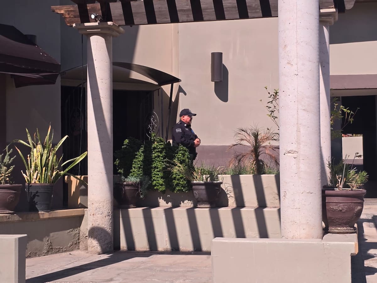 Se informó que se trata de un hombre de aproximadamente 58 años de edad, quien se encontraba dentro de un local de una plaza comercial de la zona. Foto: Javier Gallegos