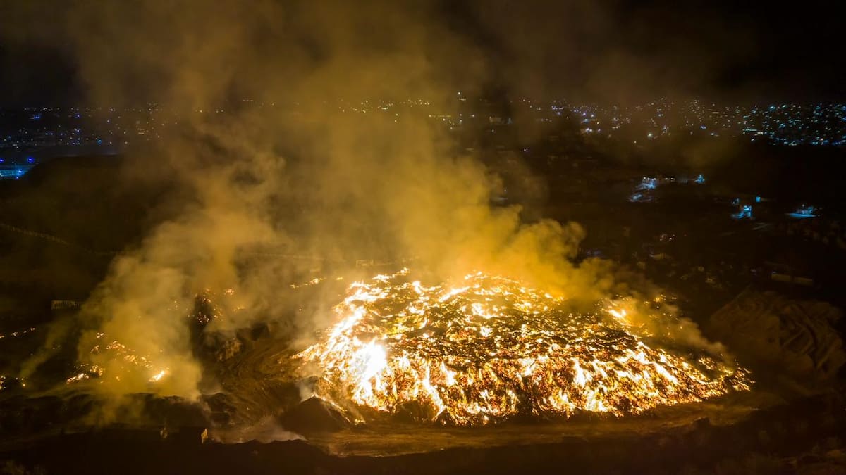 El fuego permanece sin control total y podría tardar varios días en ser sofocado, informaron autoridades de Bomberos. Foto: Border Zoom