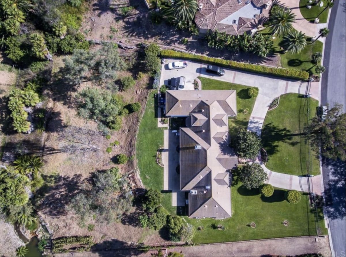 Algunas de esas agencias consignan el nombre de Ávila Anaya como el propietario de la casa, e incluyen fotografías tanto del exterior como del interior. FOTO: MCCI