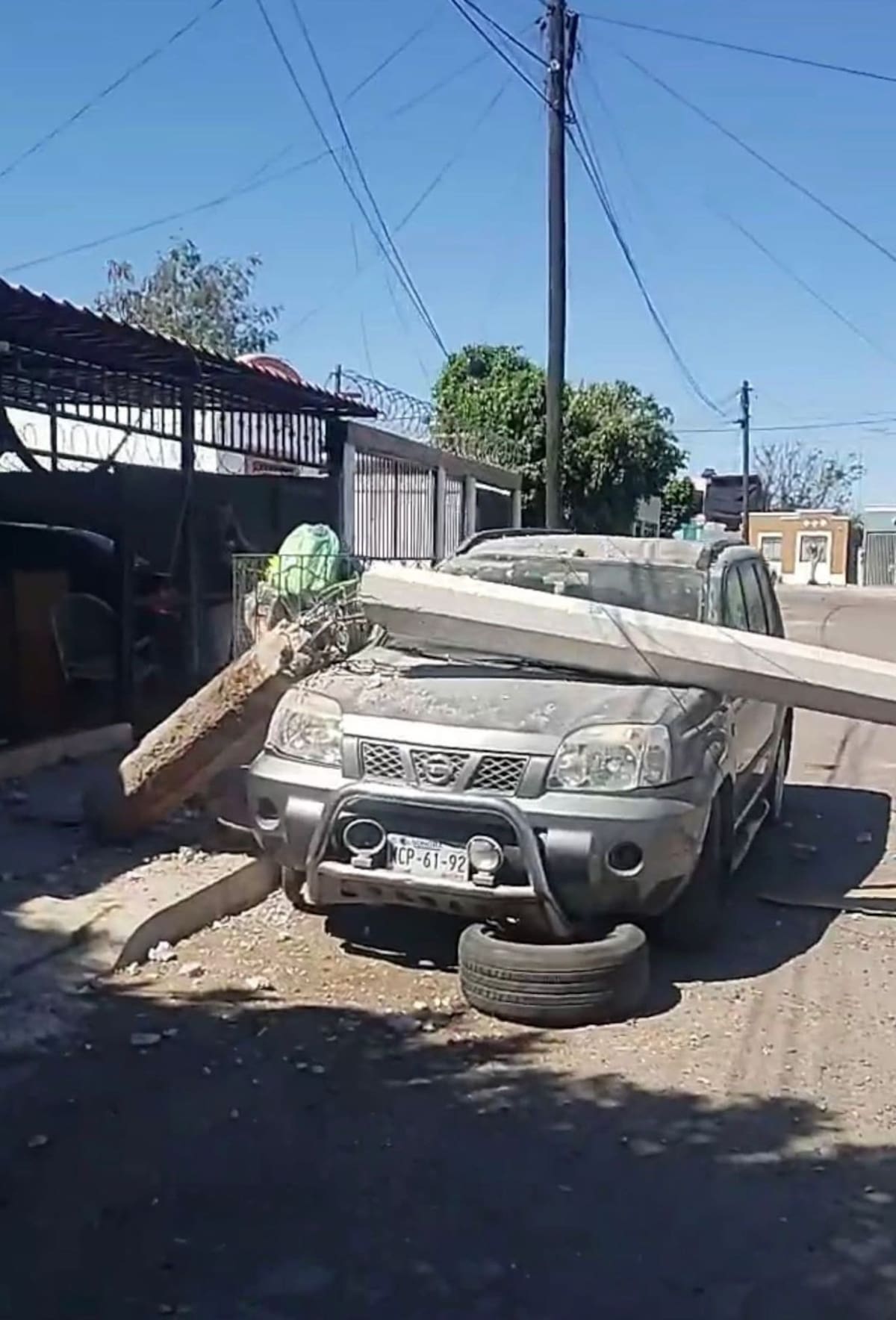 El accidente dejó al menos tres vehículos dañados, afectaciones en servicios de internet y telefonía. | Foto: Mayra Echeverría
