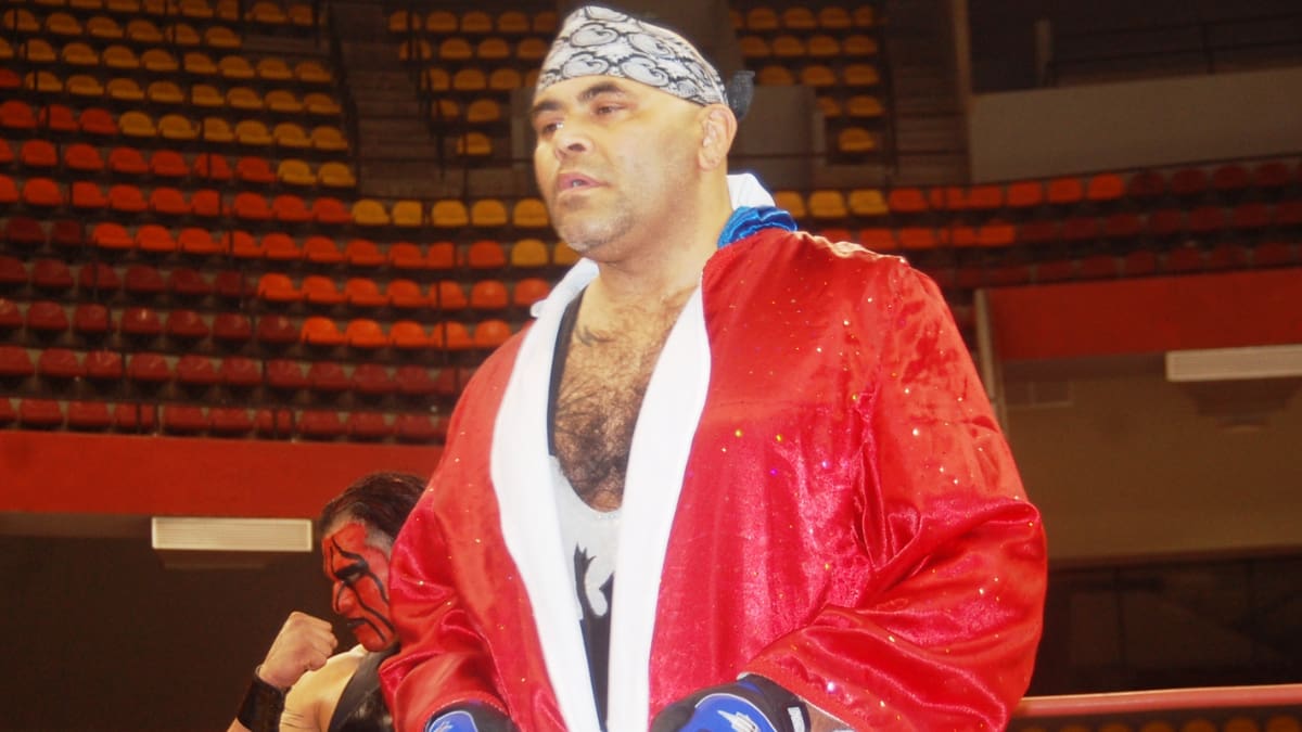 Konnan habría perdido ambas piernas tras graves complicaciones de salud; reportan que el luchador se encuentra en rehabilitación