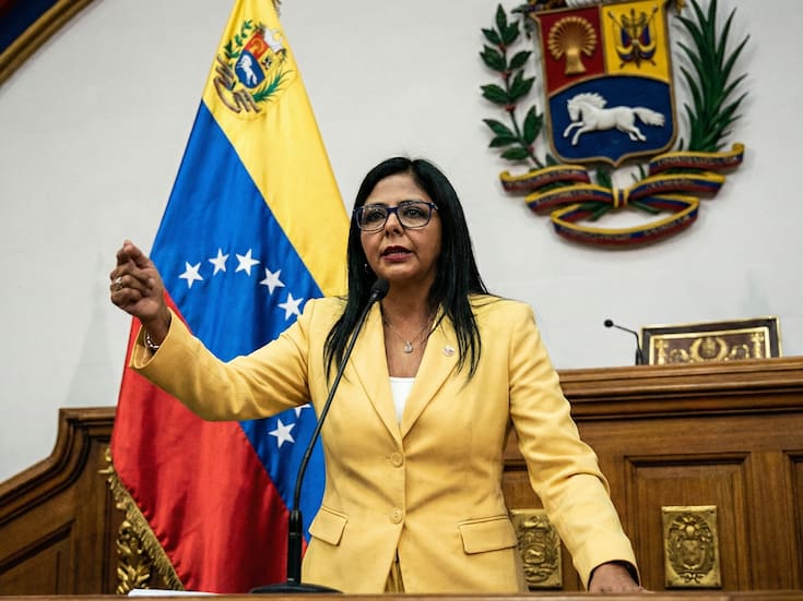 Delcy Rodríguez busca inversión extranjera y promete liberar presos políticos en 2026