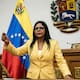 Delcy Rodríguez busca inversión extranjera y promete liberar presos políticos en 2026
