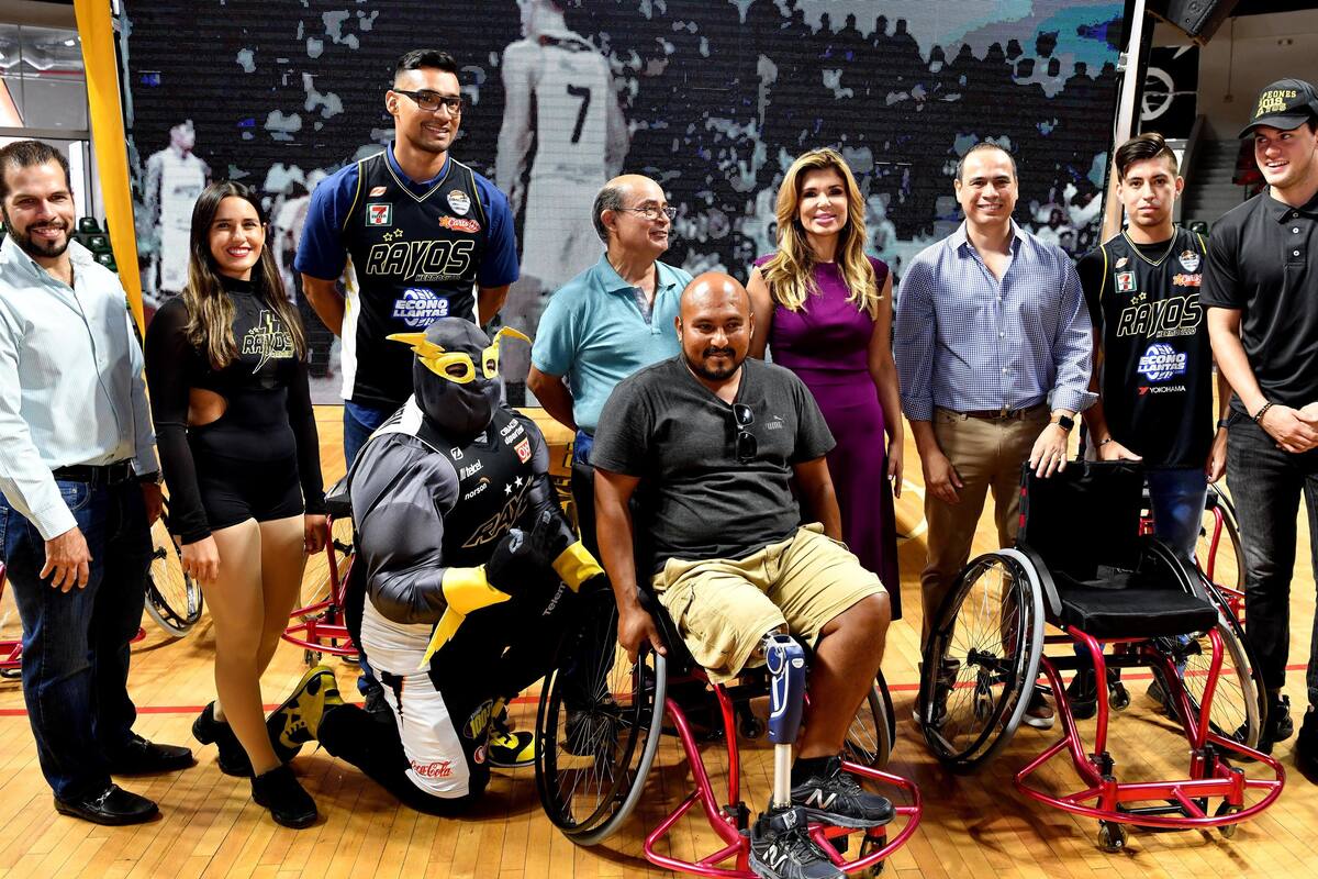 Entrega Gobernadora sillas de ruedas adaptadas a liga de basquetbolistas