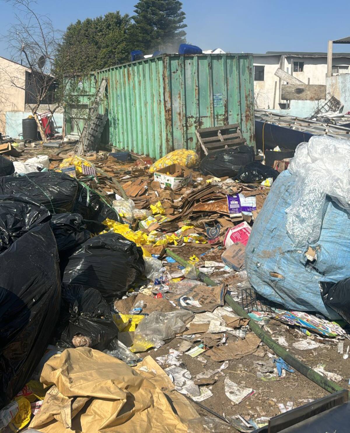 El incendio en una recicladora de la colonia Lomas del Matamoros fue controlado de forma rápida.