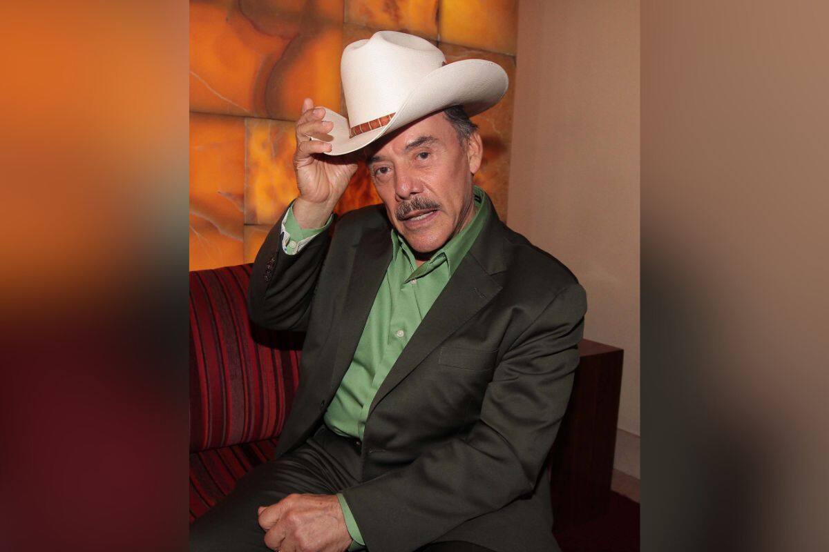 Don Pedro Rivera se compromete con su joven novia y le dice que ‘’tratará de serle fiel’'