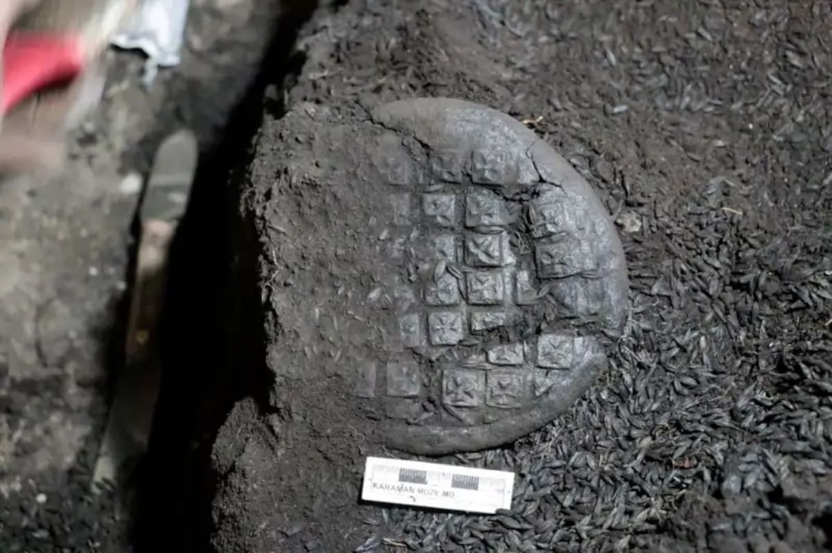 Los arqueólogos detectaron grabados con la forma de la Cruz de Malta en las otras cuatro hogazas halladas en Irenópolis. | Crédito: Gobierno de Karaman